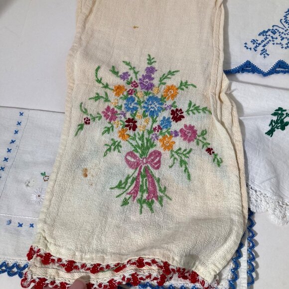 5 Vintage Handmade Embroidered Doilies Bureau Scarves Table Runners Flaw - Picture 10 of 13